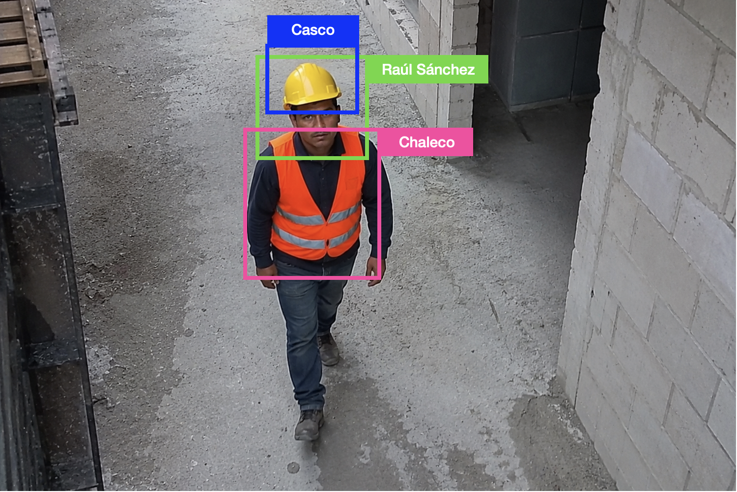Trabajador identificado usando casco y chaleco de seguridad